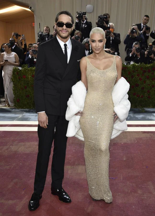 Kim Kardashian y Pete Davidson - Alfombra roja de la Gala MET 2022. La emrpesaria lució una réplica de un vestido que ya llevó Marilyn Monroe cuando cantó su famoso 'happy birthday' a JFK.