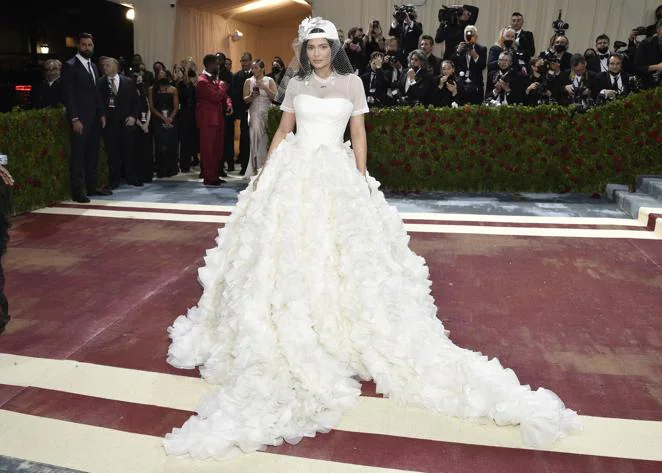 Kylie Jenner - Alfombra roja de la Gala MET 2022. Lució un diseño inspirado en un vestido de novia e Off-White, una creación póstuma de Virgil Abloh.