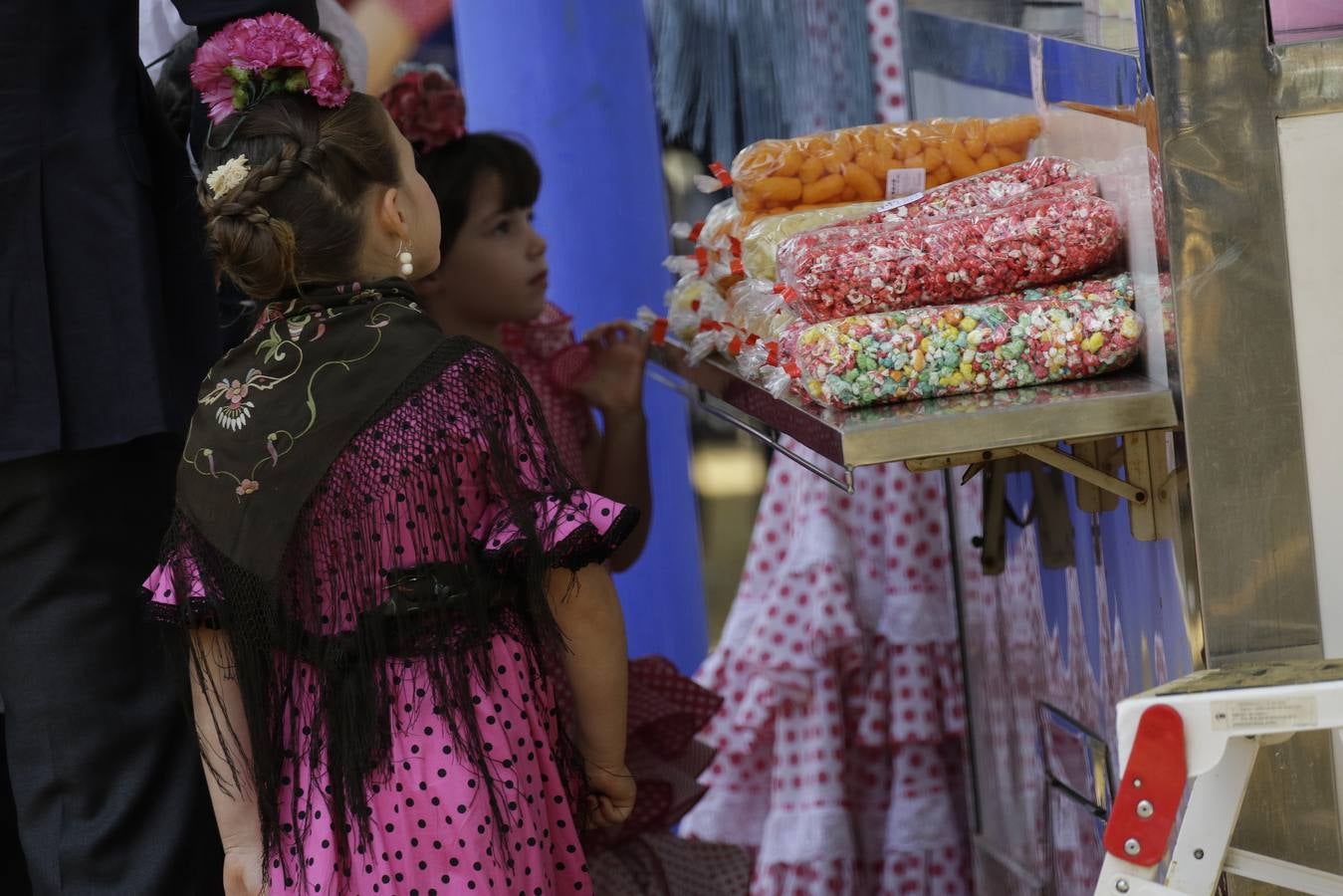 Ambiente en el real durante el miércoles de la Feria de Sevilla 2022. JUAN FLORES