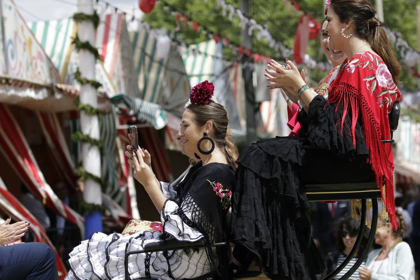 Ambiente en el real durante el miércoles de la Feria de Sevilla 2022. JUAN FLORES