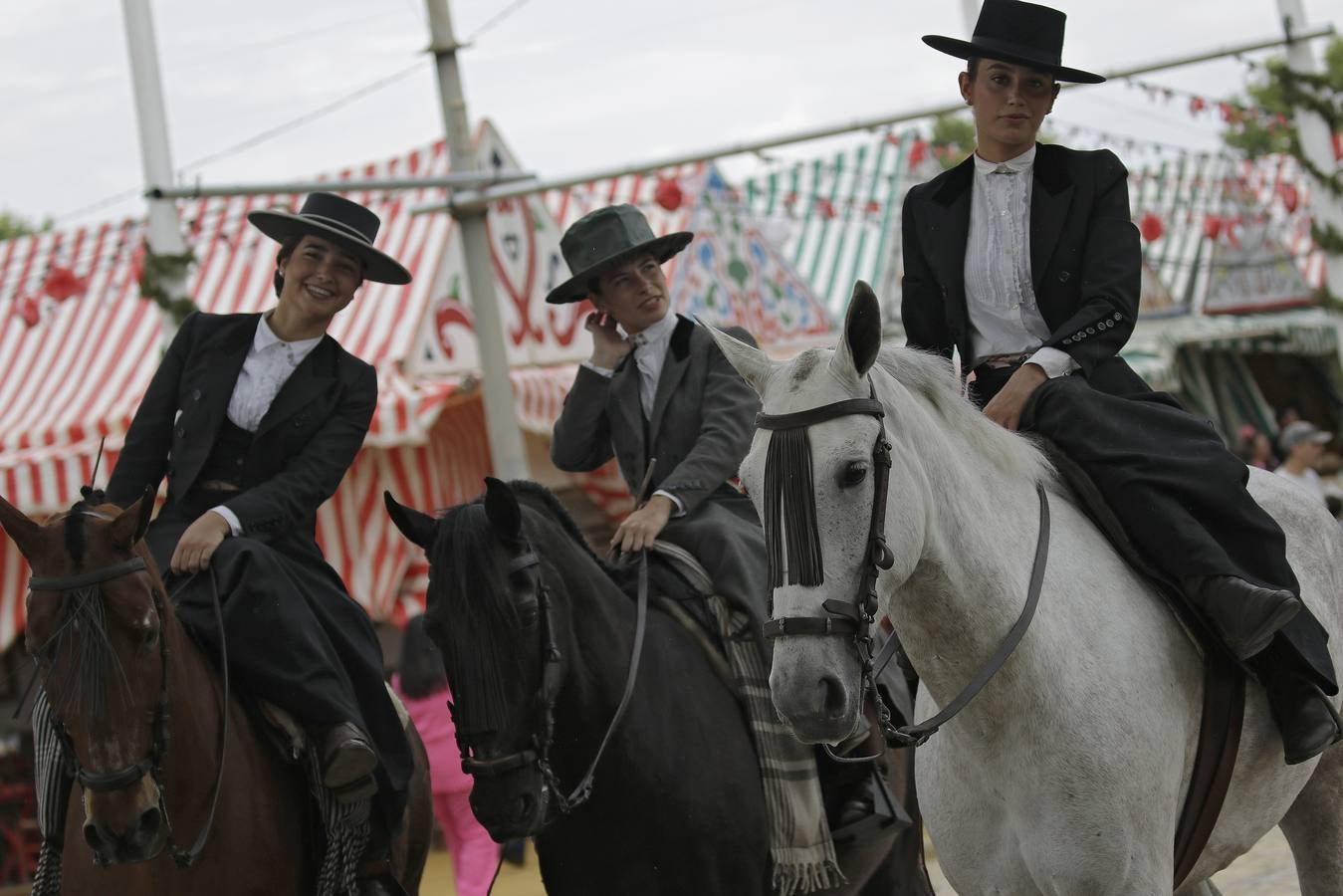 Ambiente en el real durante el miércoles de la Feria de Sevilla 2022. JUAN FLORES