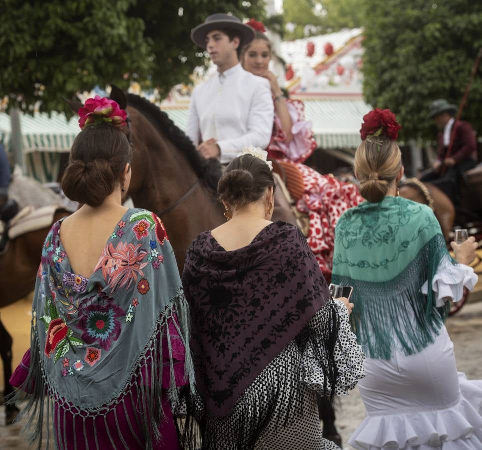 Ambiente en el real durante el miércoles de la Feria de Sevilla 2022. MAYA BALANYA