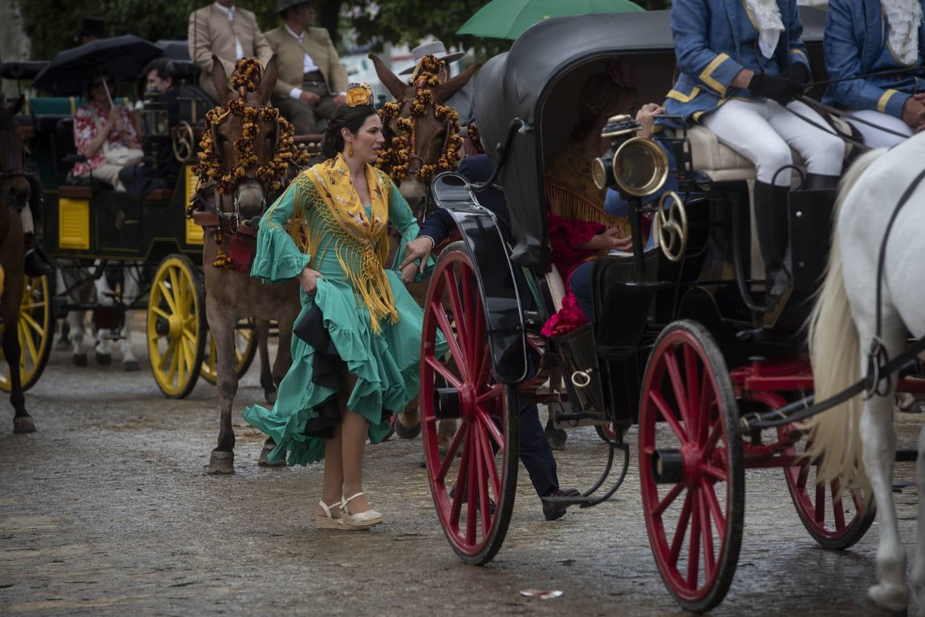 Ambiente en el real durante el miércoles de la Feria de Sevilla 2022. MAYA BALANYA