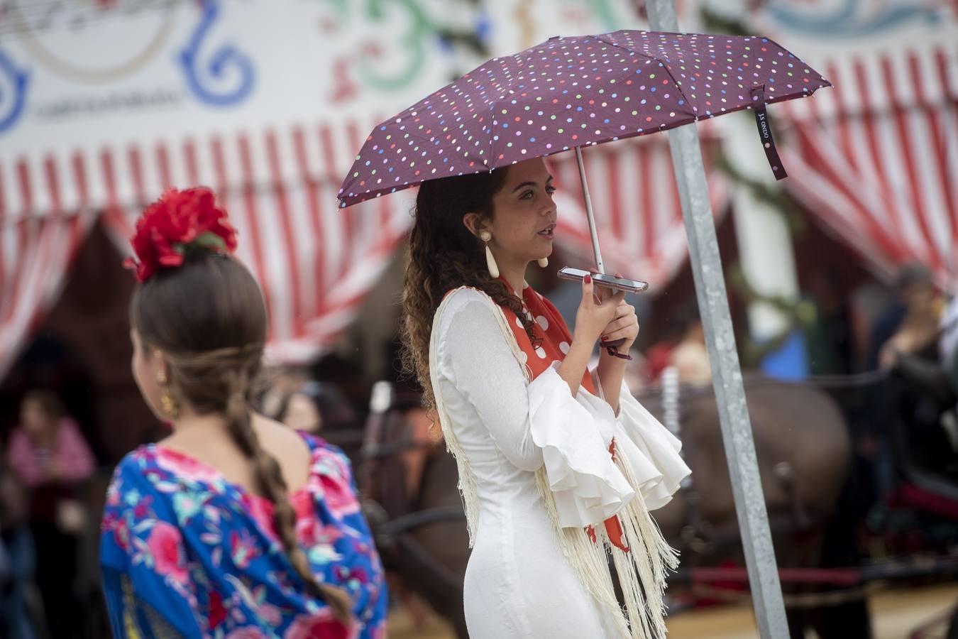 Ambiente en el real durante el miércoles de la Feria de Sevilla 2022. MAYA BALANYA