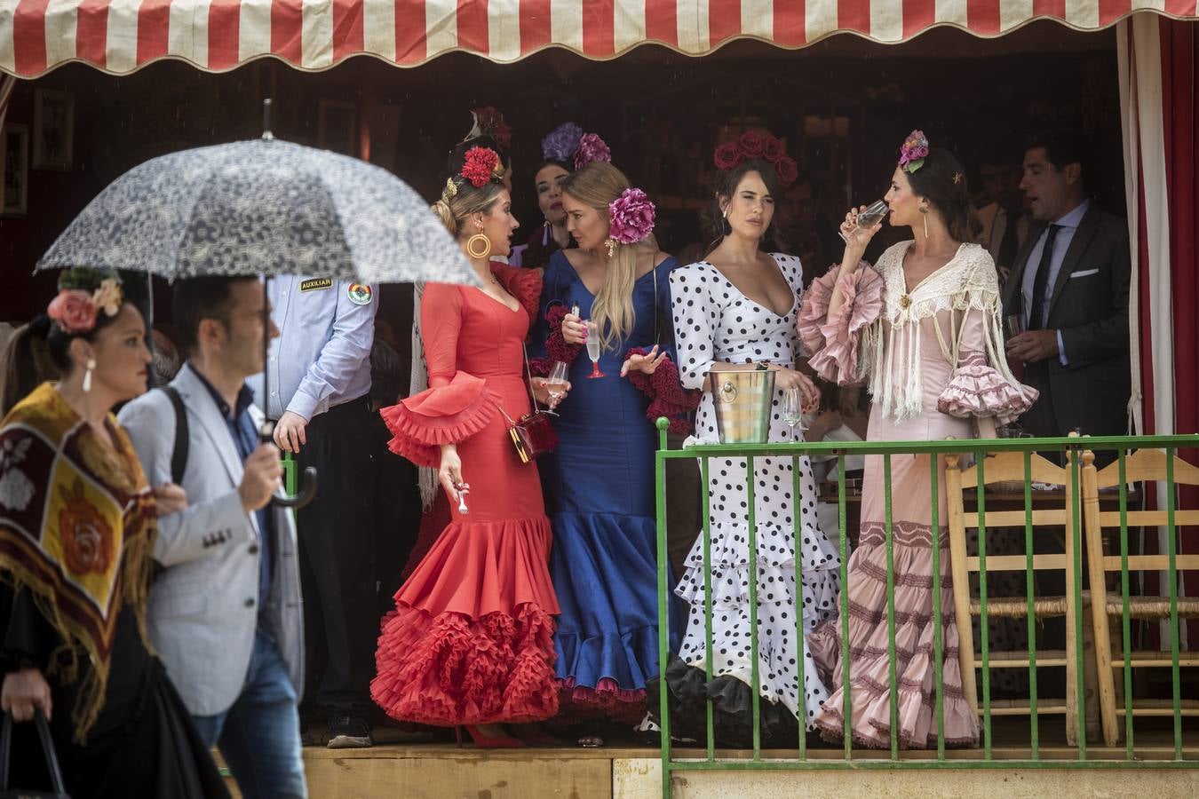 Ambiente en el real durante el miércoles de la Feria de Sevilla 2022. MAYA BALANYA