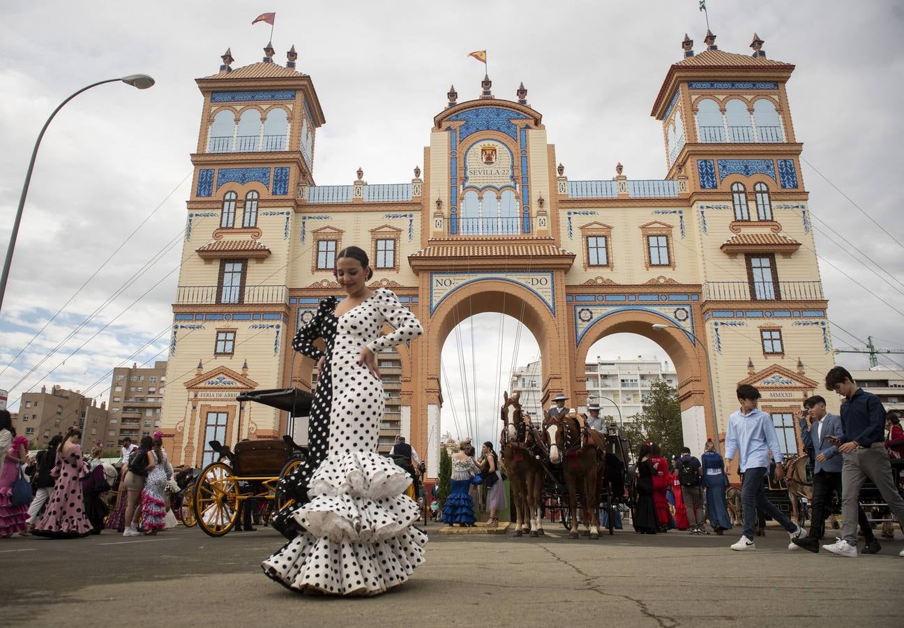 Ambiente en el real durante el miércoles de la Feria de Sevilla 2022. MAYA BALANYA