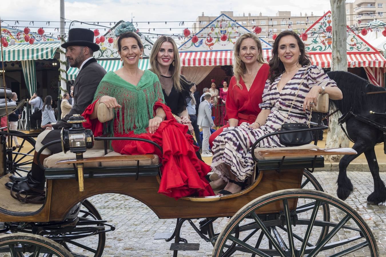 Asistentes al real en el miércoles de la Feria de Sevilla 2022. ROCÍO RUZ