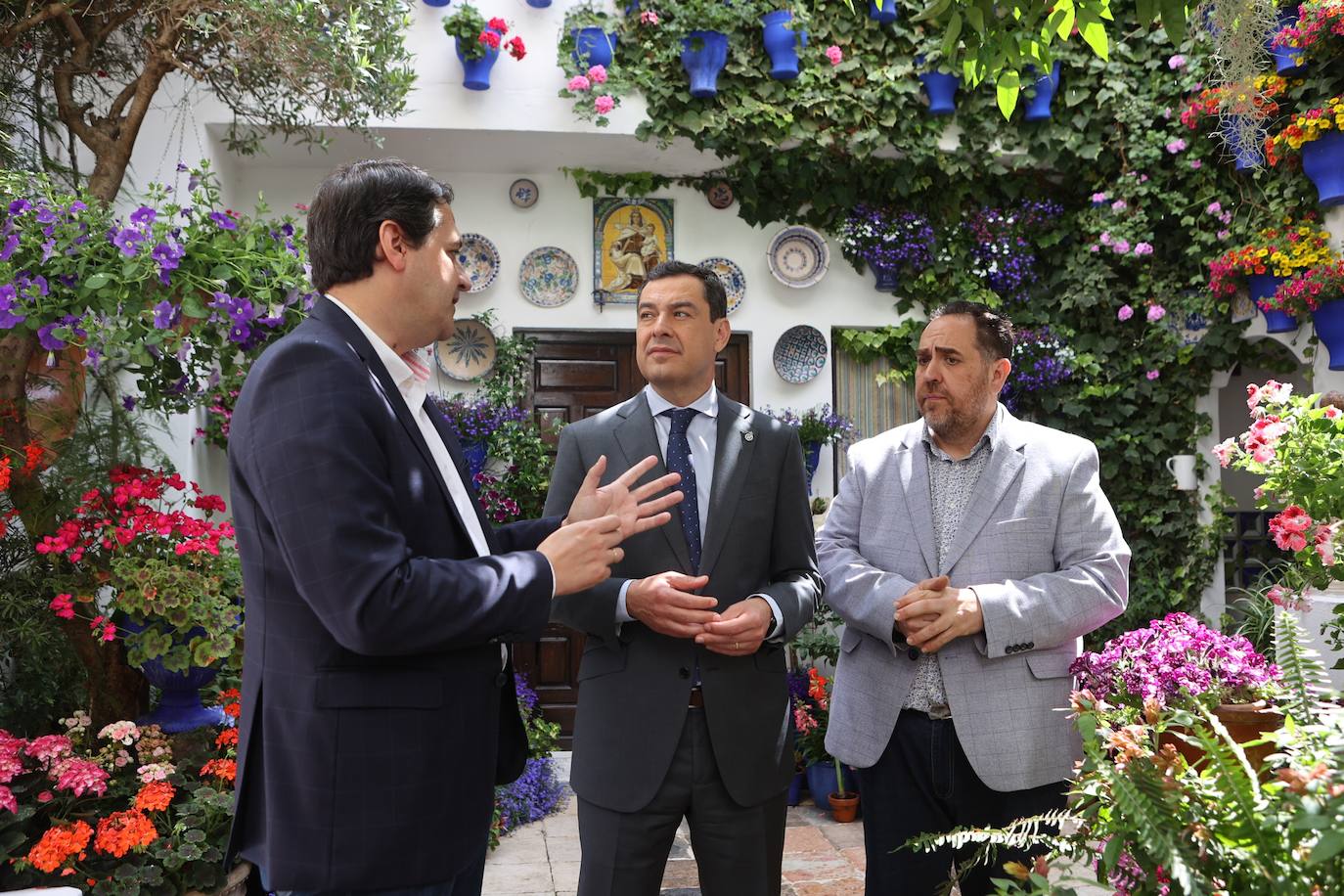 La visita del presidente de la Junta a los Patios de Córdoba, en imágenes