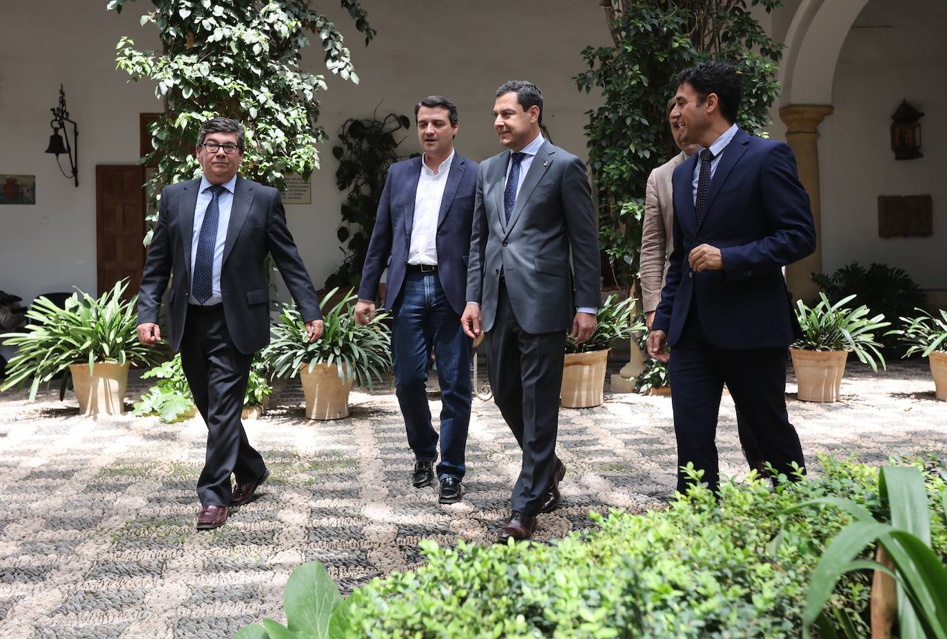 La visita del presidente de la Junta a los Patios de Córdoba, en imágenes