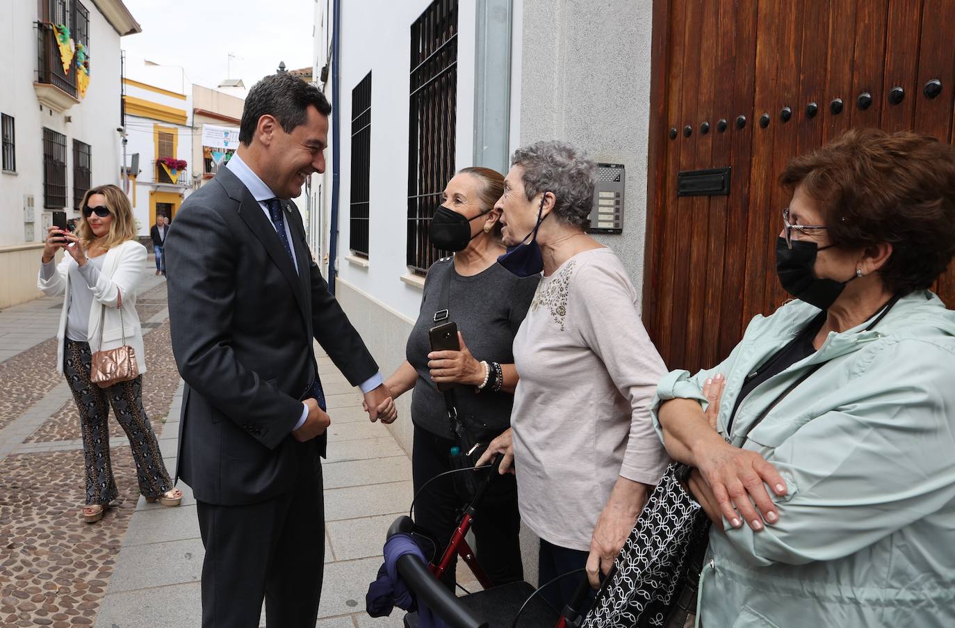 La visita del presidente de la Junta a los Patios de Córdoba, en imágenes