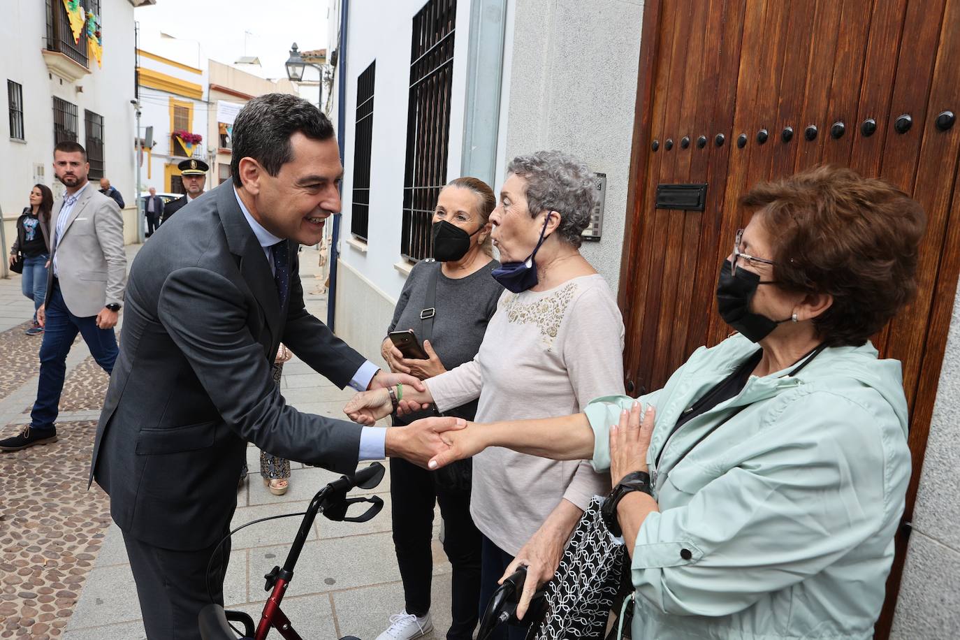 La visita del presidente de la Junta a los Patios de Córdoba, en imágenes