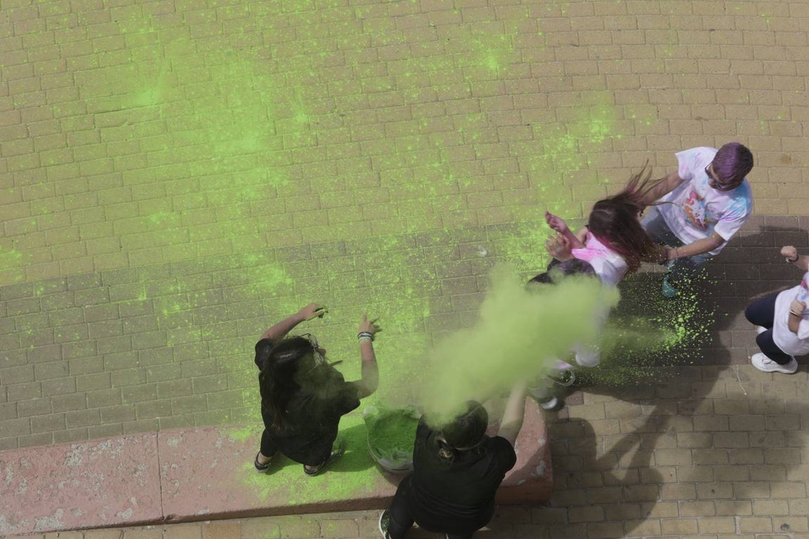 Fotos: &#039;Holi-Run&#039;, una carrera de color para celebrar el Día de las Escuelas Católicas en Cádiz