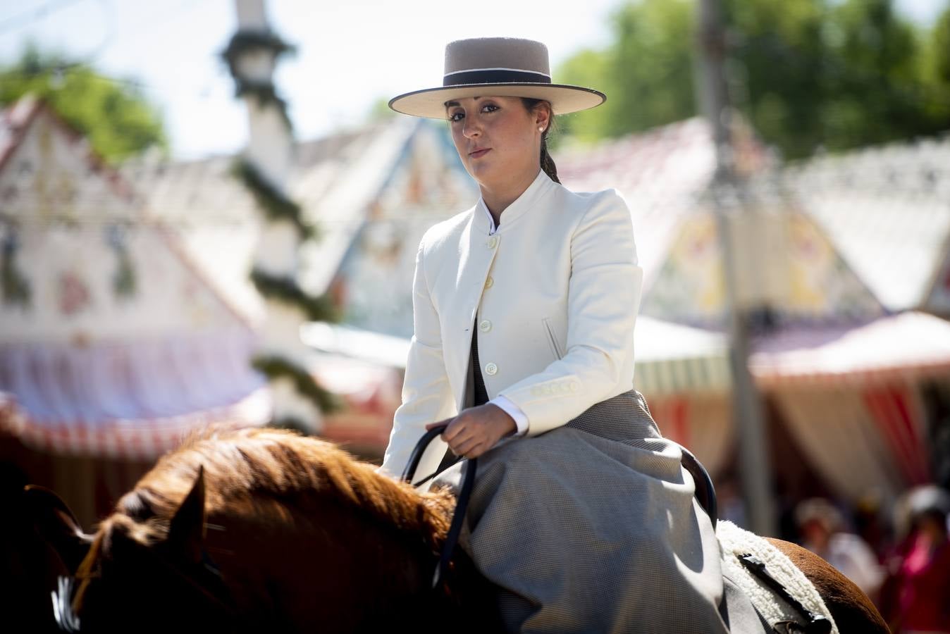 Ambiente durante el jueves en la Feria de Sevilla 2022. MAYA BALANYA