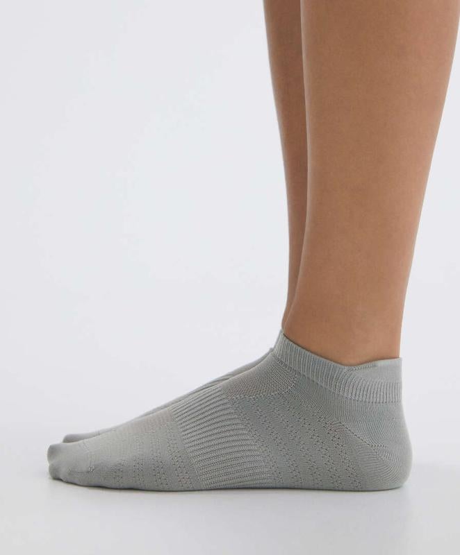 Calcetines. Para los que busan comodidad, hacer algunos ejercicios descalzos es todo un acierto. Los de la imagen son de Oysho, disponibles en varios colores.