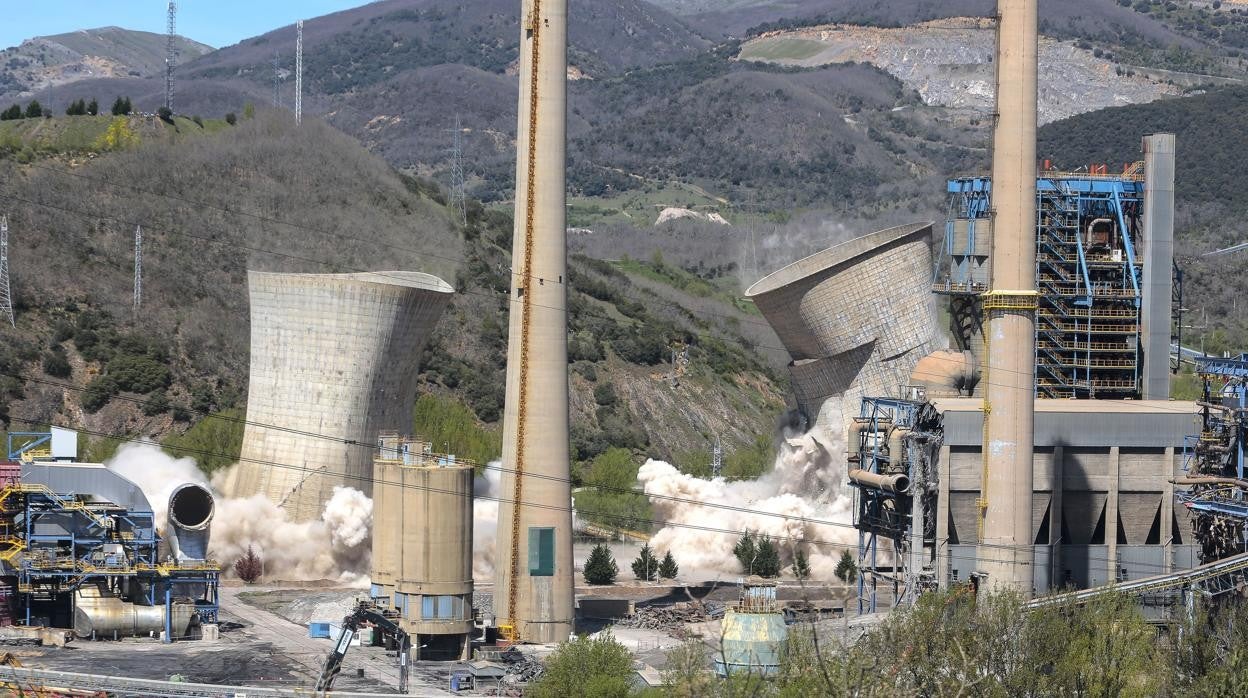 Así ha dicho adiós La Robla a las torres de su central térmica