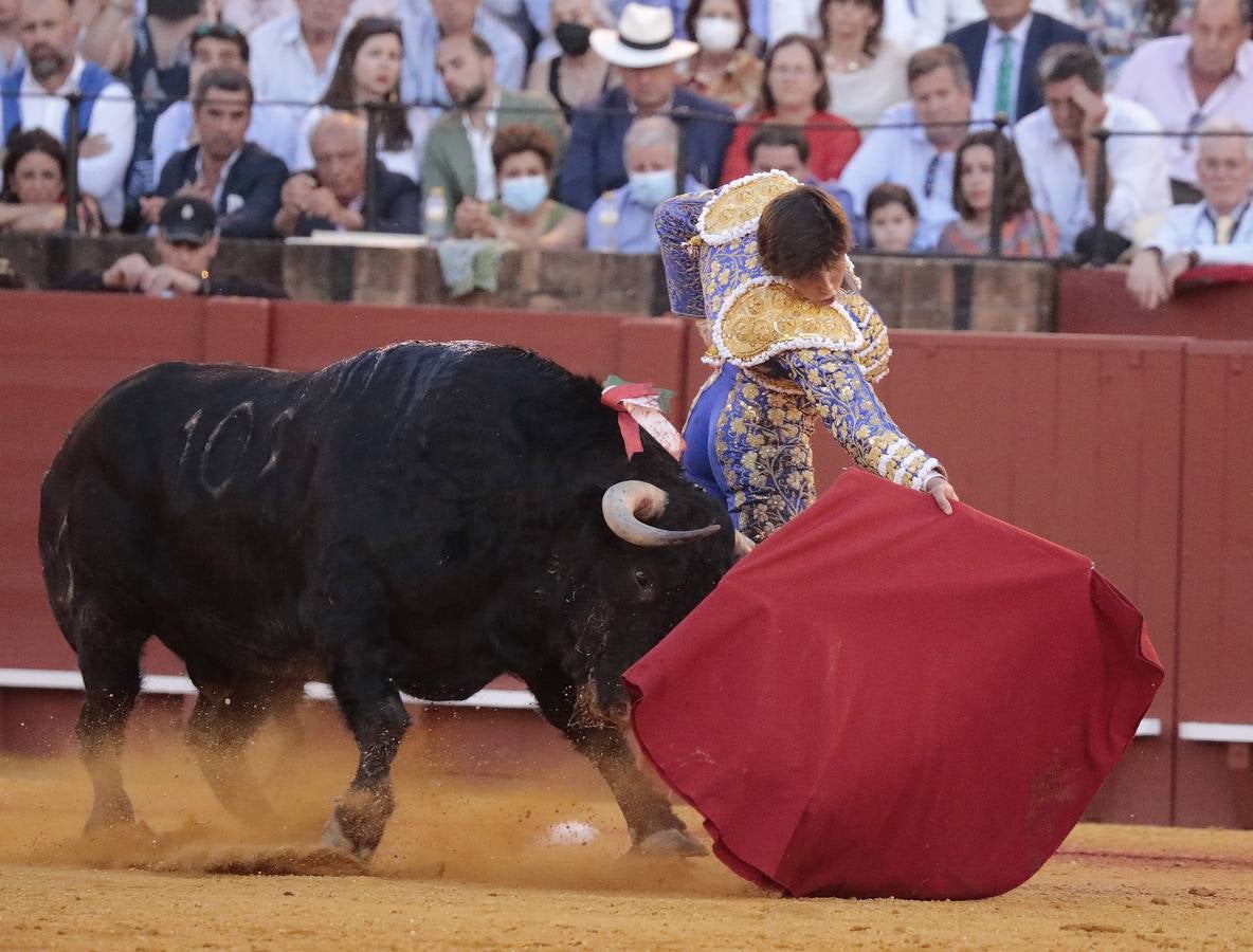 Corrida del viernes de farolillos de 2022 en la plaza de toros de Sevilla. RAÚL DOBLADO