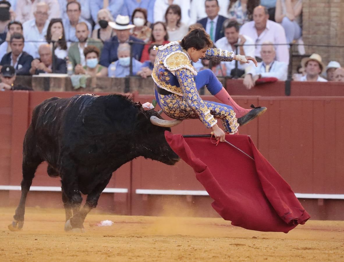 Corrida del viernes de farolillos de 2022 en la plaza de toros de Sevilla. RAÚL DOBLADO