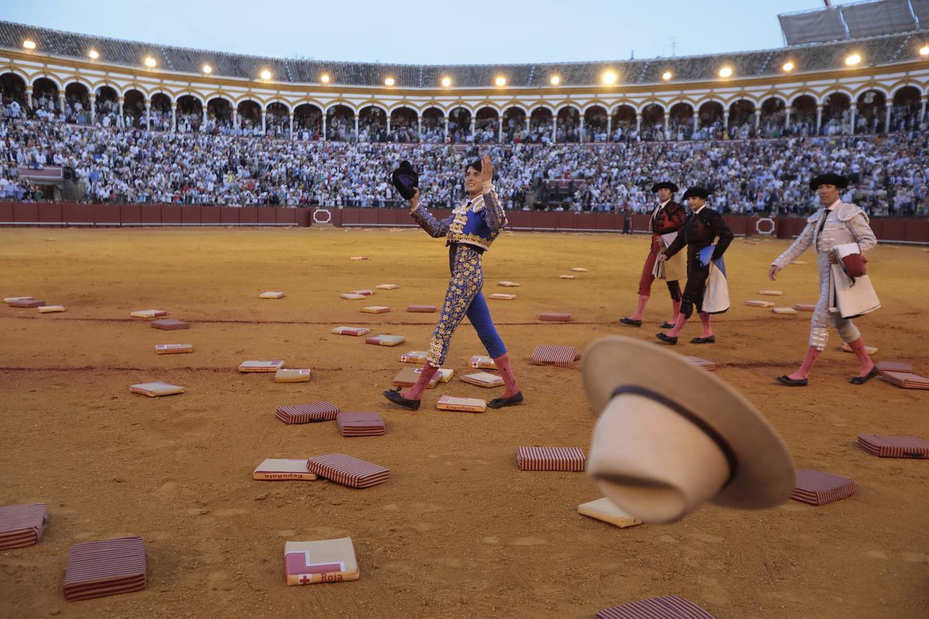 Corrida del viernes de farolillos de 2022 en la plaza de toros de Sevilla. RAÚL DOBLADO