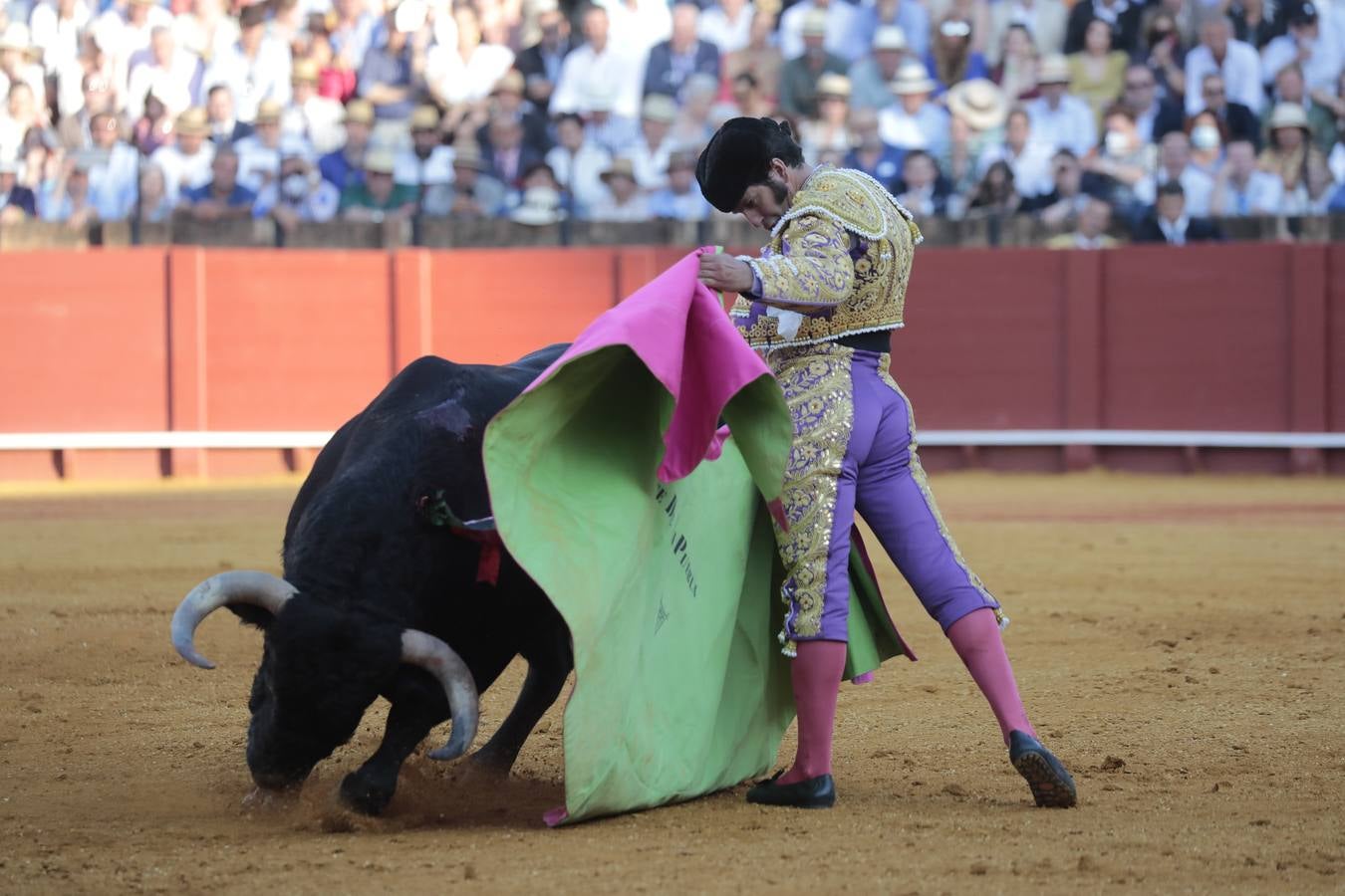 Corrida del viernes de farolillos de 2022 en la plaza de toros de Sevilla. RAÚL DOBLADO