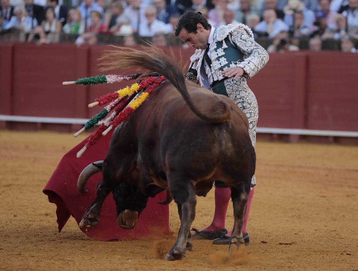 Corrida del viernes de farolillos de 2022 en la plaza de toros de Sevilla. RAÚL DOBLADO