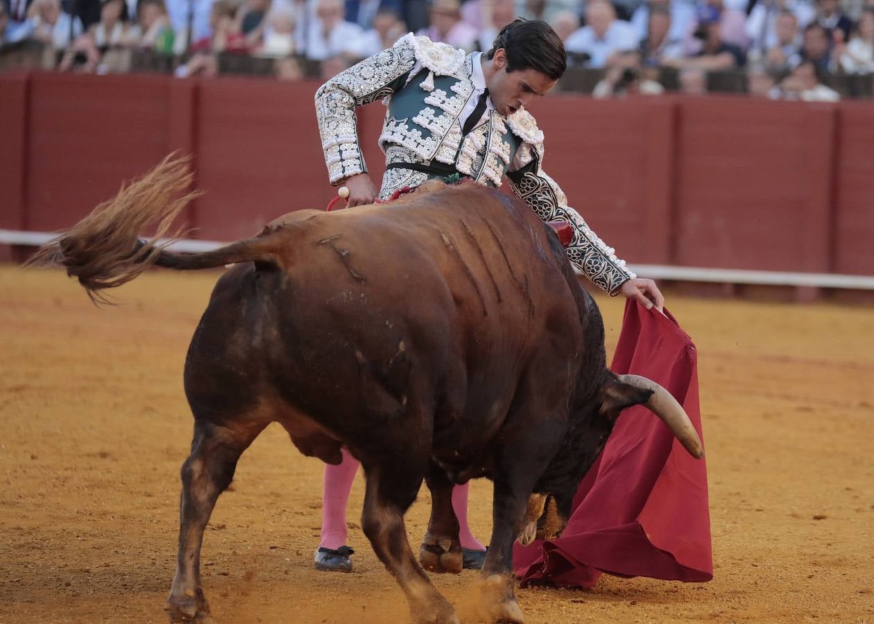 Corrida del viernes de farolillos de 2022 en la plaza de toros de Sevilla. RAÚL DOBLADO