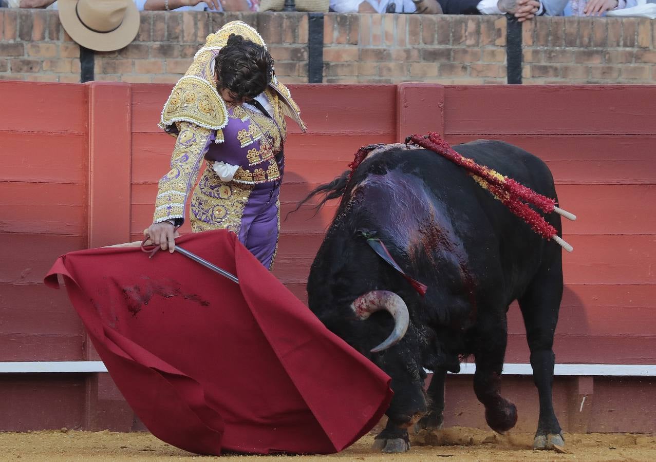 Corrida del viernes de farolillos de 2022 en la plaza de toros de Sevilla. RAÚL DOBLADO