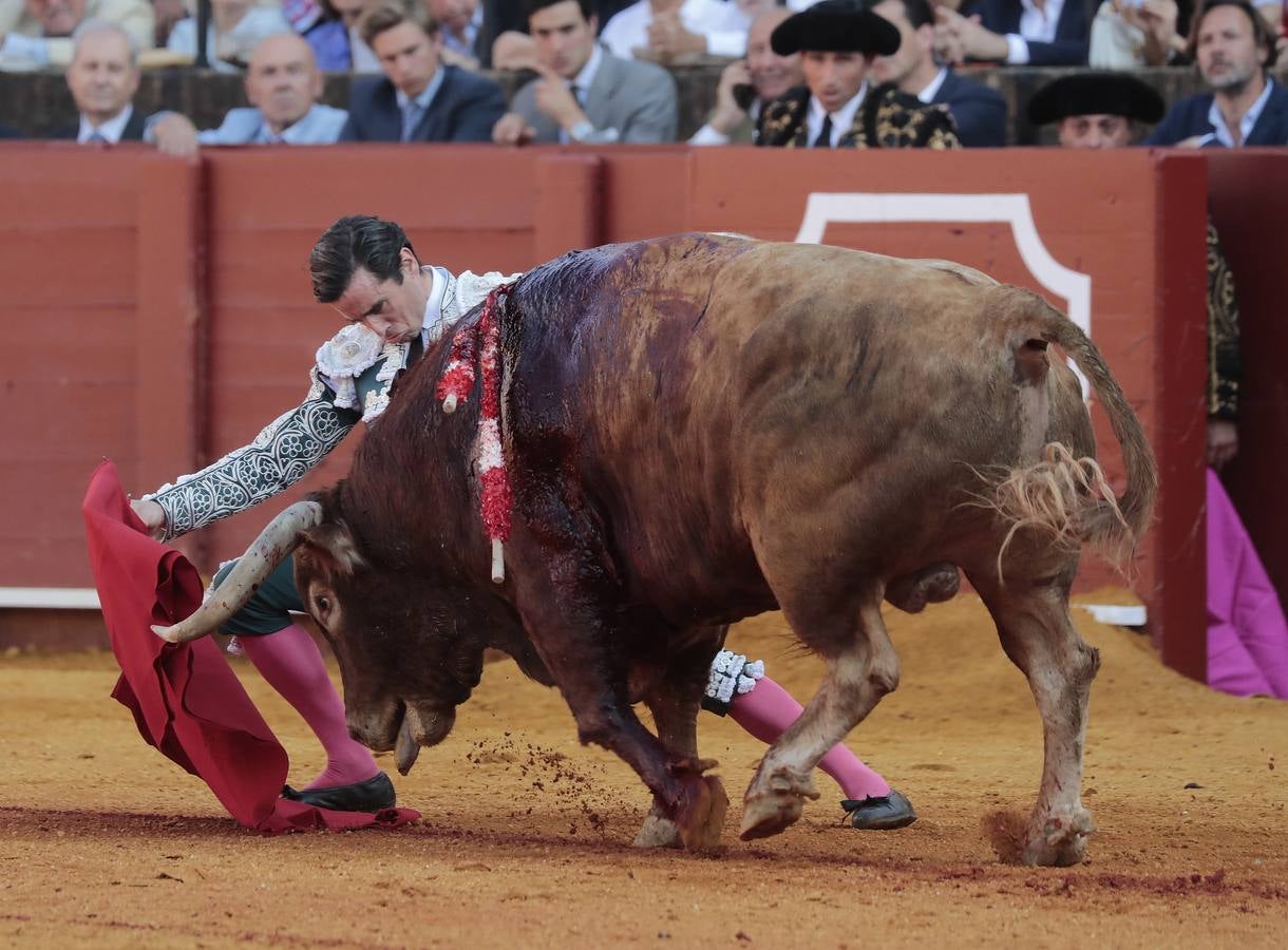 Corrida del viernes de farolillos de 2022 en la plaza de toros de Sevilla. RAÚL DOBLADO