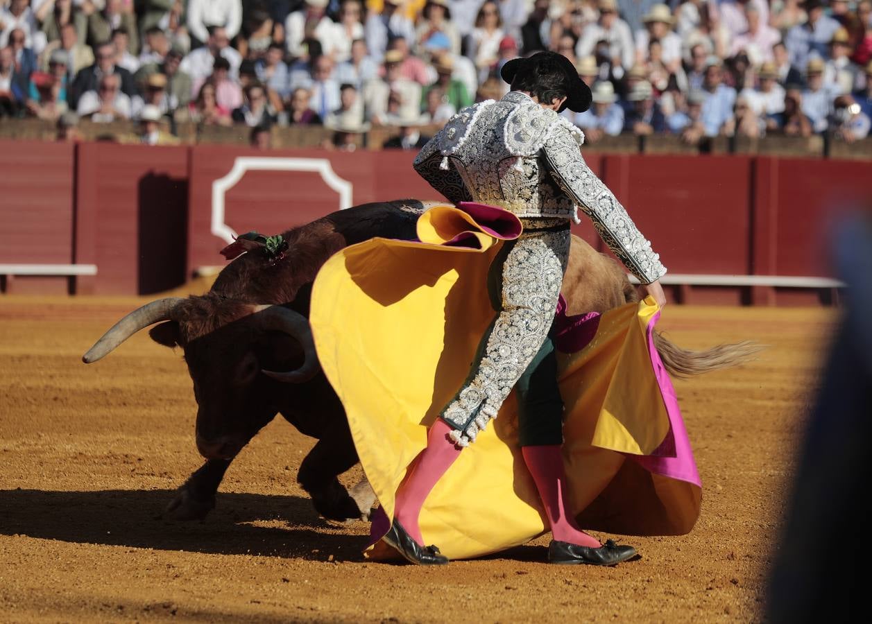 Corrida del viernes de farolillos de 2022 en la plaza de toros de Sevilla. RAÚL DOBLADO