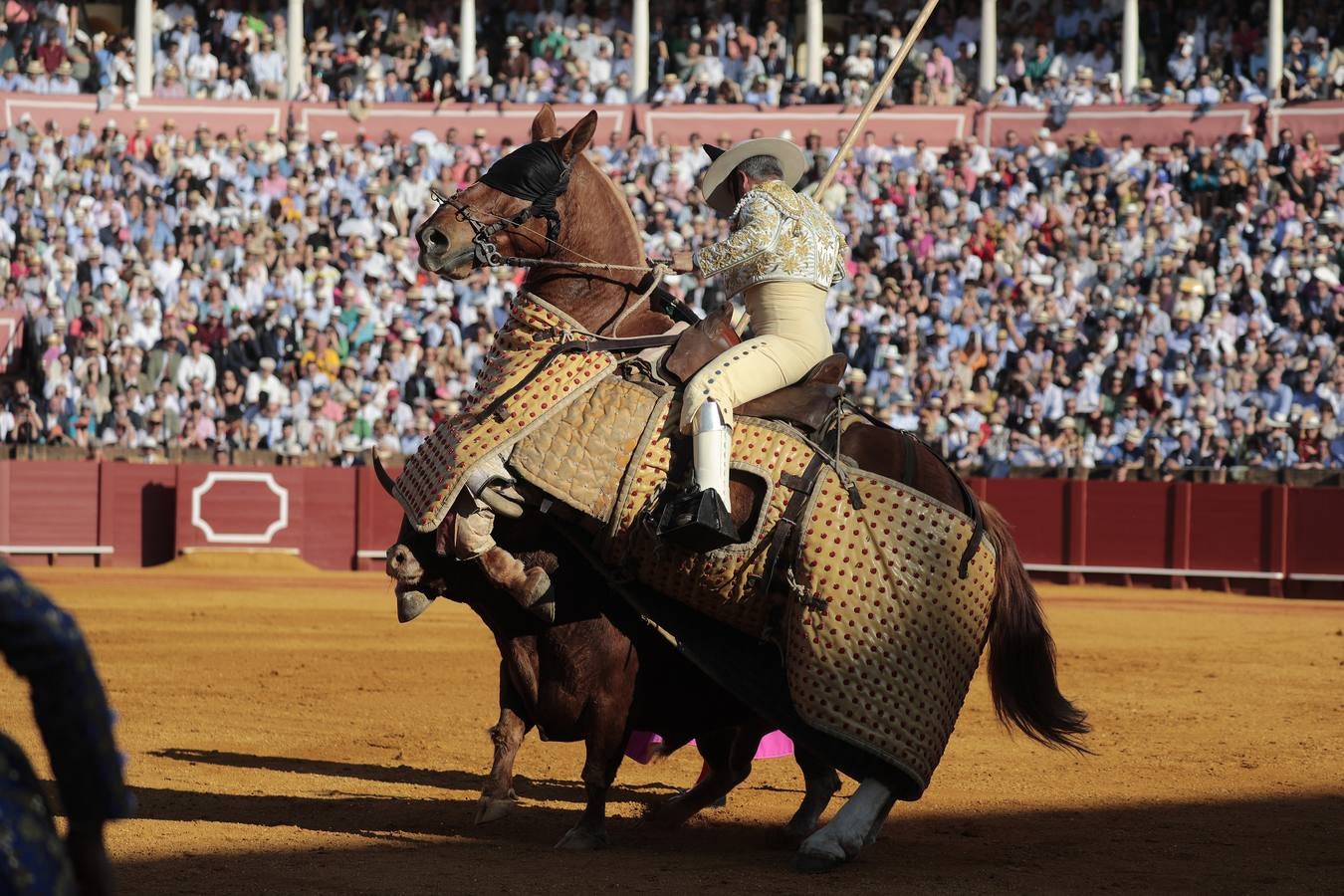 Corrida del viernes de farolillos de 2022 en la plaza de toros de Sevilla. RAÚL DOBLADO