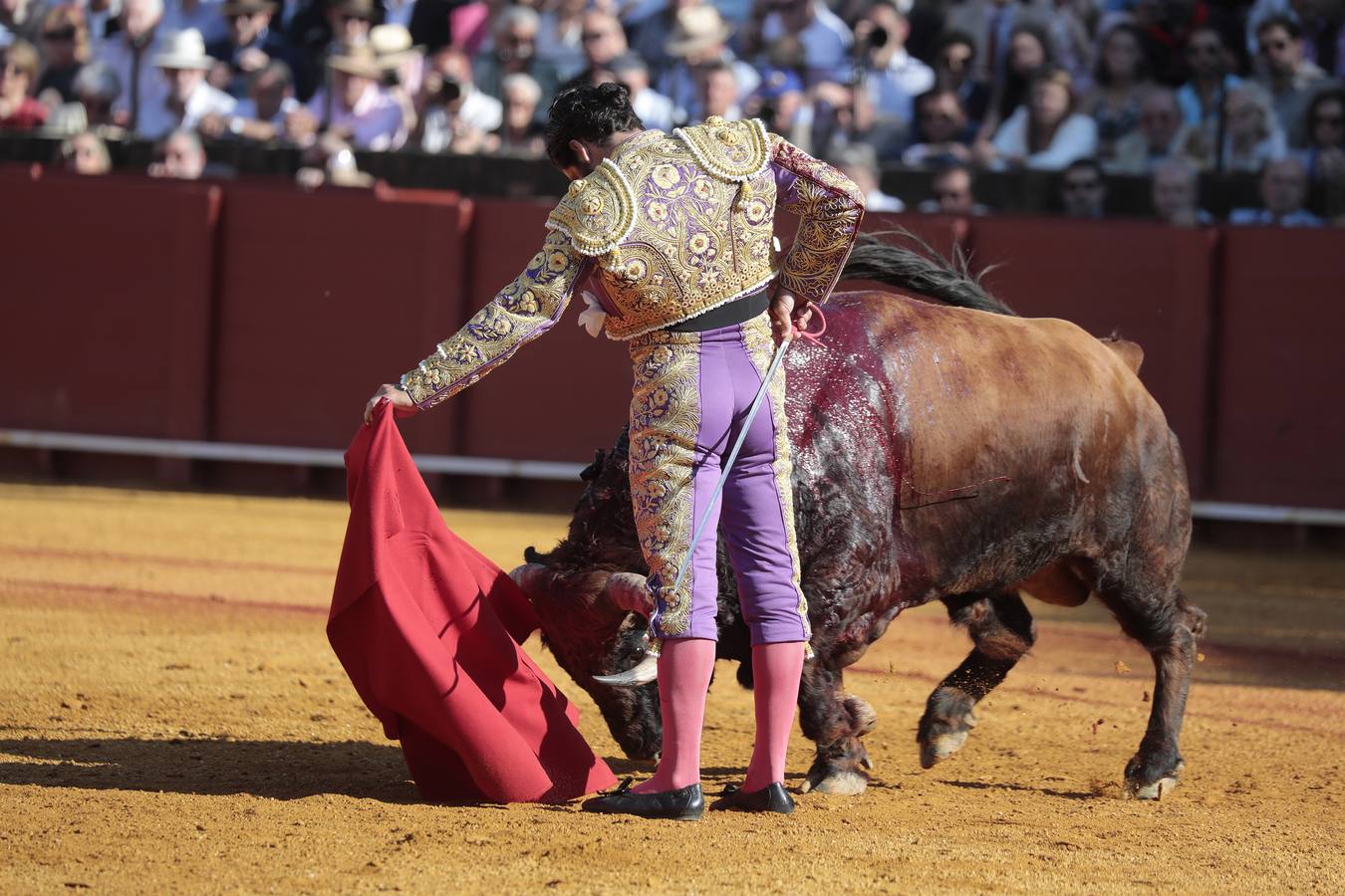 Corrida del viernes de farolillos de 2022 en la plaza de toros de Sevilla. RAÚL DOBLADO