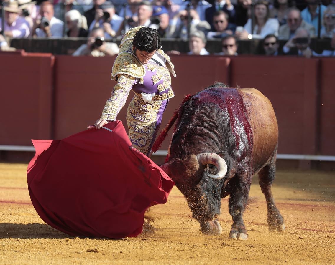 Corrida del viernes de farolillos de 2022 en la plaza de toros de Sevilla. RAÚL DOBLADO