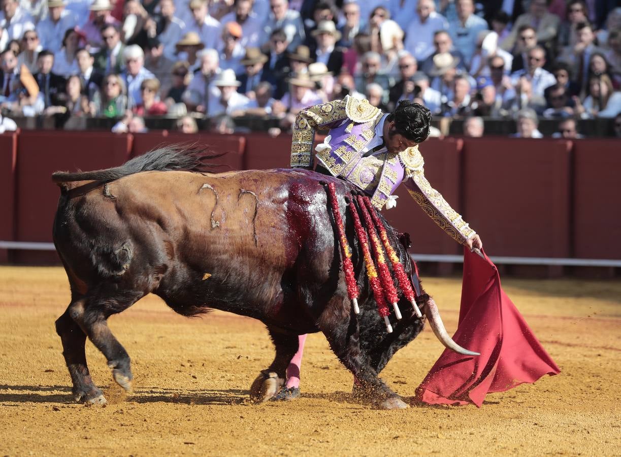 Corrida del viernes de farolillos de 2022 en la plaza de toros de Sevilla. RAÚL DOBLADO