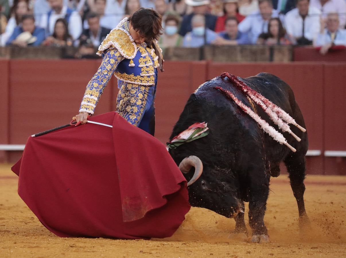 Corrida del viernes de farolillos de 2022 en la plaza de toros de Sevilla. RAÚL DOBLADO