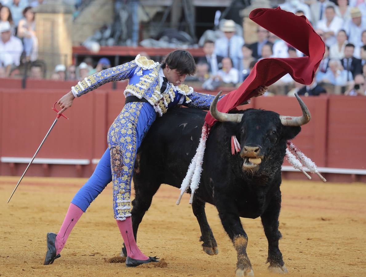 Corrida del viernes de farolillos de 2022 en la plaza de toros de Sevilla. RAÚL DOBLADO