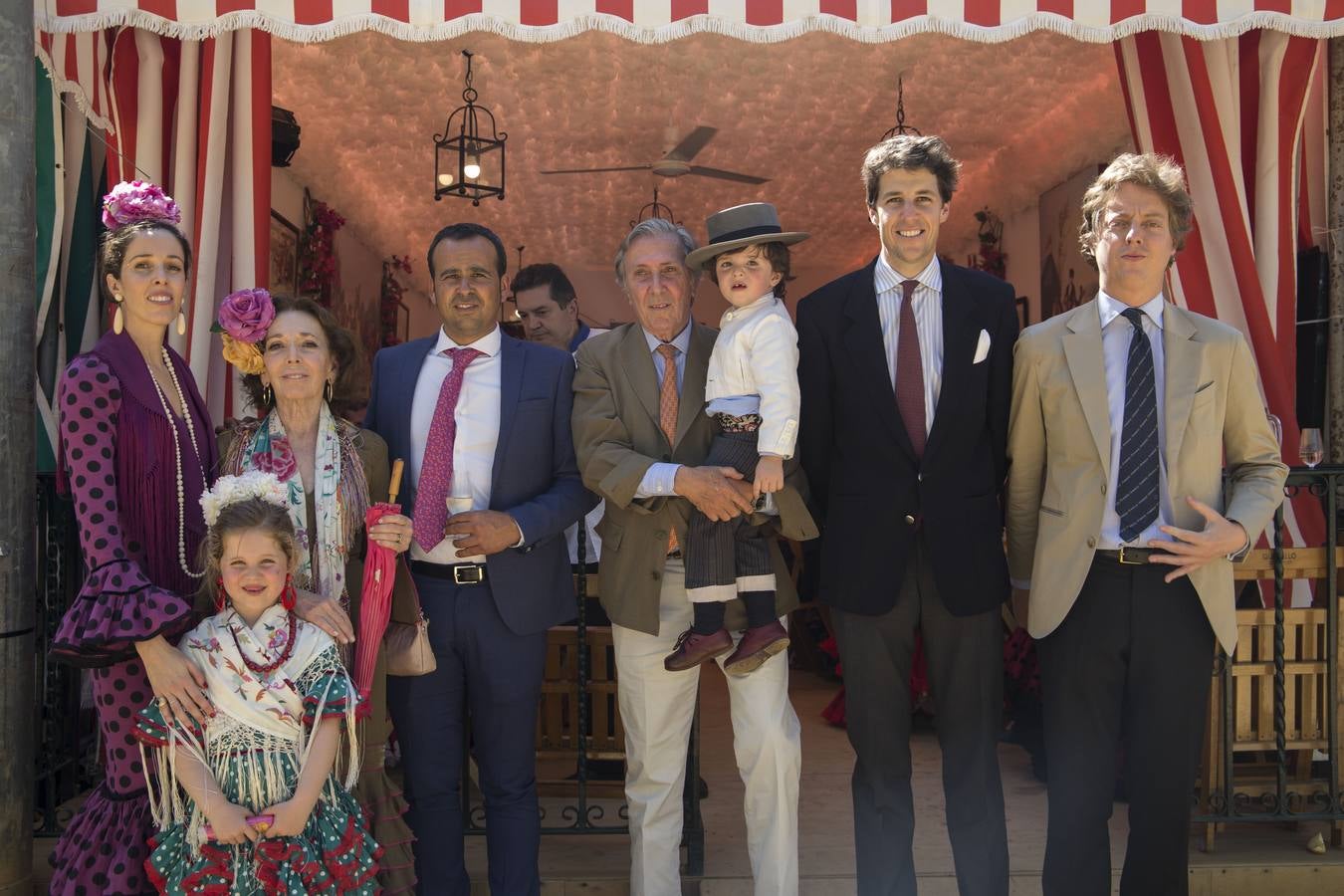 Asistentes al real durante el viernes de la Feria de Sevilla 2022. ROCÍO RUZ