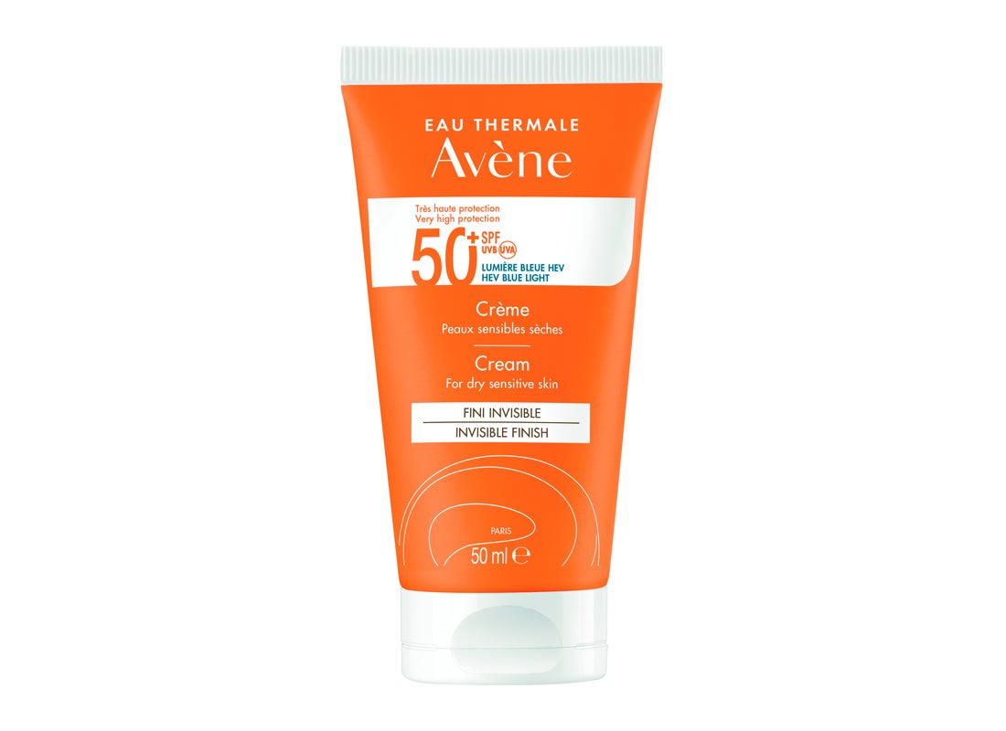 Crema 50+ para pieles secas a muy secas de Avène. Protector solar facial con textura cremosa y acabado invisible, que ofrece 48 horas de hidratación, además de una protección solar alta. Indicado para las pieles sensibles secas y muy secas, que buscan comodidad y confort durante todo el día. Incluye en su fórmula glicerina hidratante y polvo de arroz suavizante. Los filtros solares elegidos por Avène son seguros tanto para la piel, como para el medioambiente, minimizando su impacto en los océanos. (20,90 €).