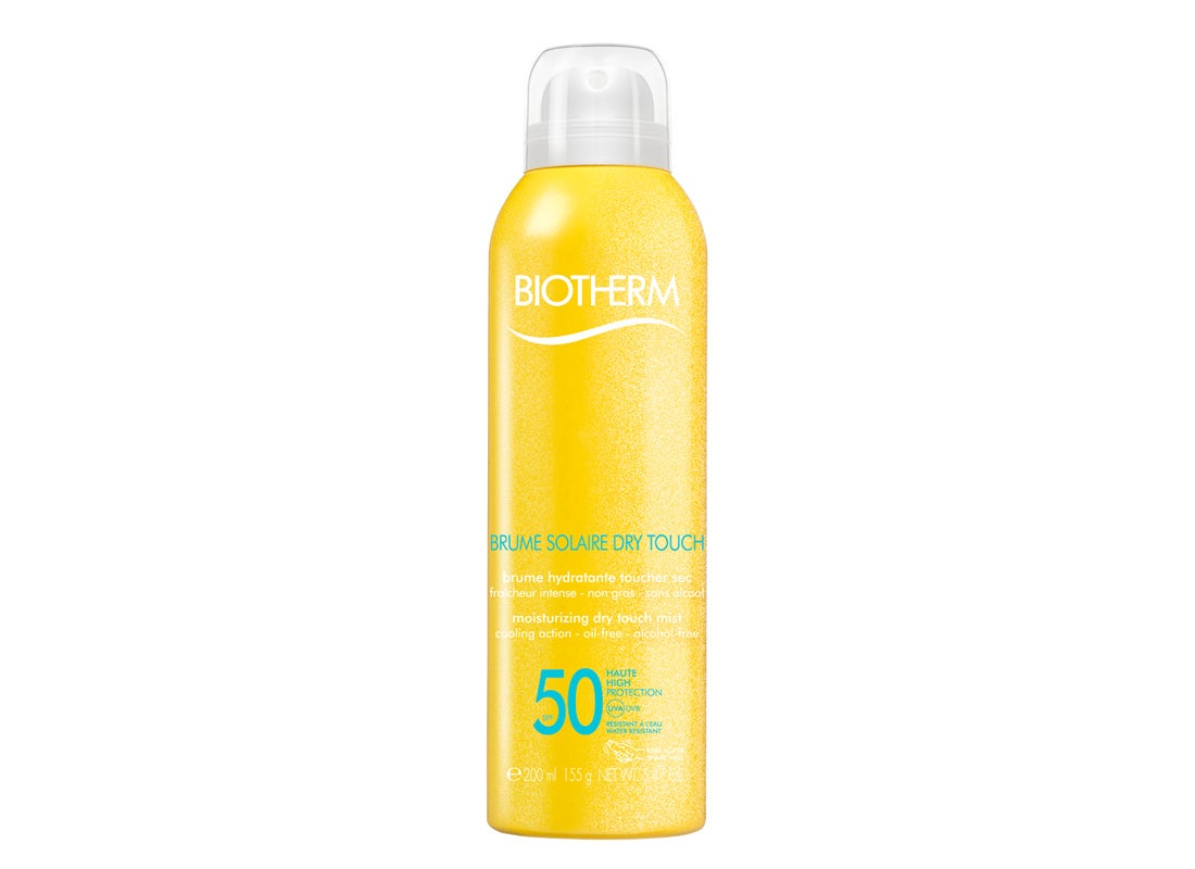 Bruma Solar Toque Seco SPF 30 de Biotherm. Protector solar corporal en bruma ligera con efecto frío, que proporciona a la piel un acabado mate, no graso, al tiempo que la protege frente a los efectos nocivos del sol. La textura ligera y sin alcohol está enriquecida con sílice mineral y nylon para absorber el sudor y los brillos. (30 €).