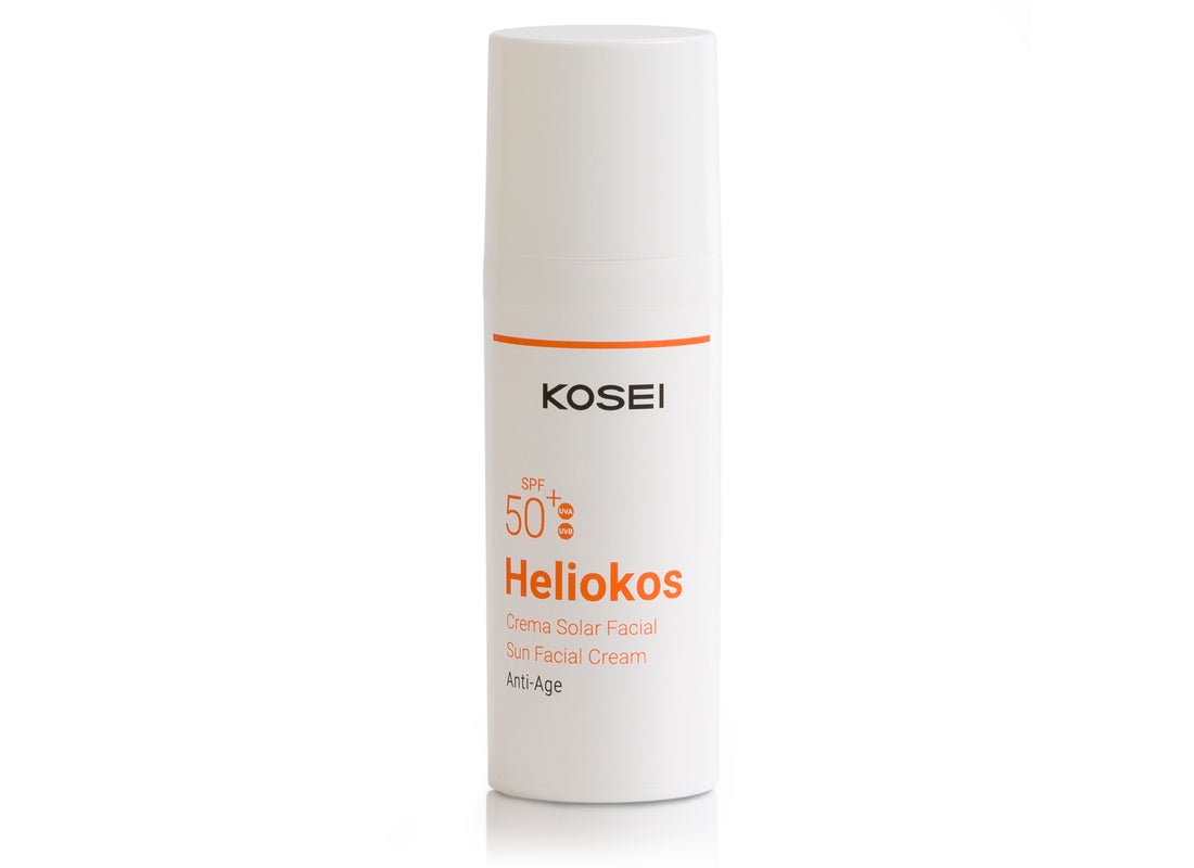 Crema solar facial antiedad SPF 50+ de Kosei. Crema solar facial antiedad ligera, fácil de extender, no deja efecto blanco ni residuo graso sobre la piel y protege contra los rayos UVA y UVB con SPF 50+. Está enriquecida con células madre de uva de potente acción anti-age y vitamina E, un antioxidante que ayuda a la piel a estar luminosa y con buena salud. (17,80 €).