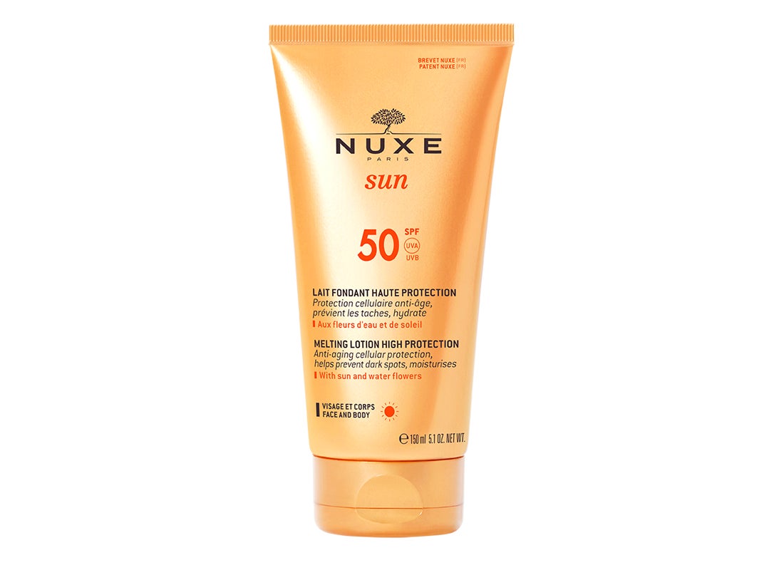 Leche Fundente rostro y cuerpo SPF 50 de Nuxe. Una fórmula sedosa y satinada con un delicado aroma a aventuras de verano y un acabado que no deja película blanca. El rostro y el cuerpo están hidratados y protegidos de los rayos UVA y UVB gracias a la eficacia patentada de sus 3 filtros solares. Su fórmula enriquecida con extracto de arroz y romero aporta una protección celular frente al envejecimiento cutáneo que ayuda a prevenir las manchas. (26,50 €).