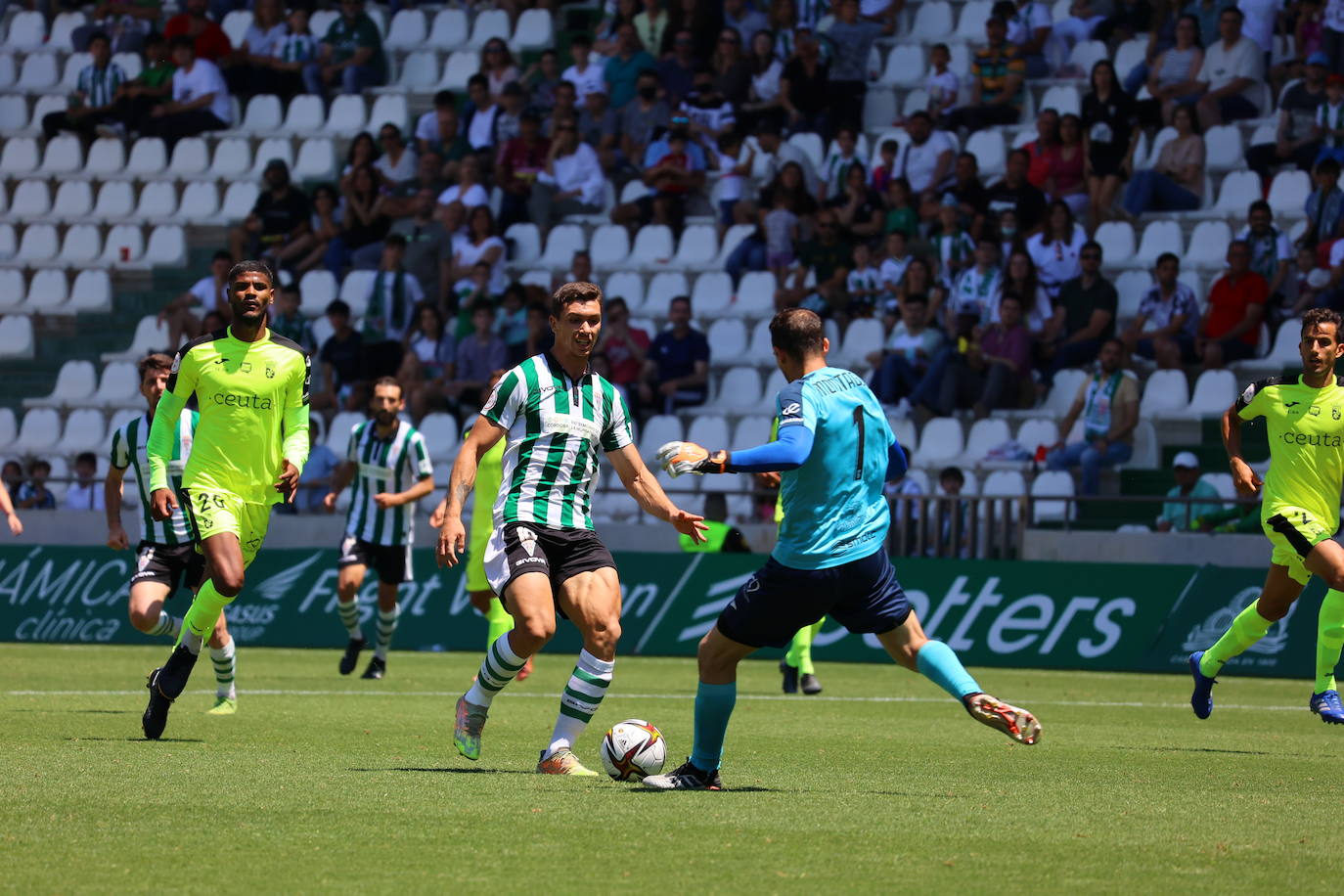 El ambiente y las mejores jugadas Córdoba CF - AD Ceuta en El Arcángel, en imágenes