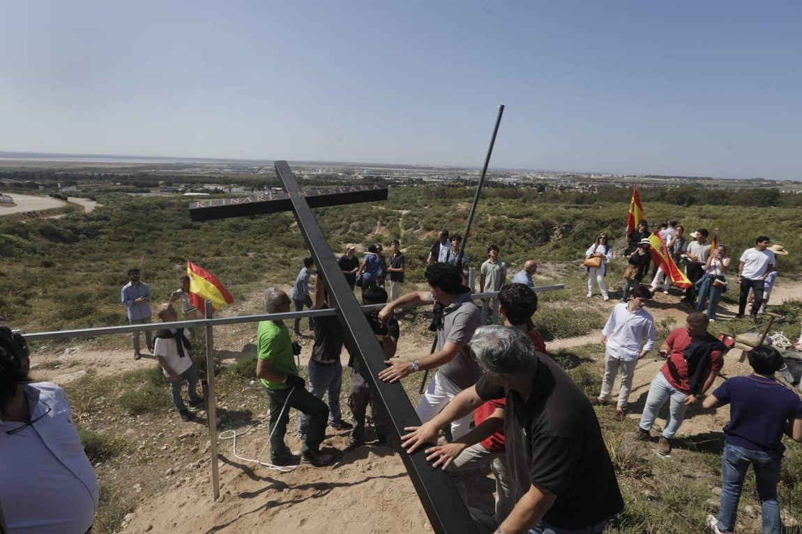 Fotos: Jóvenes cristianos llevan una cruz de seis metros a la sierra de San Cristóbal