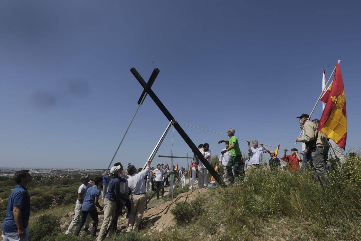 Fotos: Jóvenes cristianos llevan una cruz de seis metros a la sierra de San Cristóbal