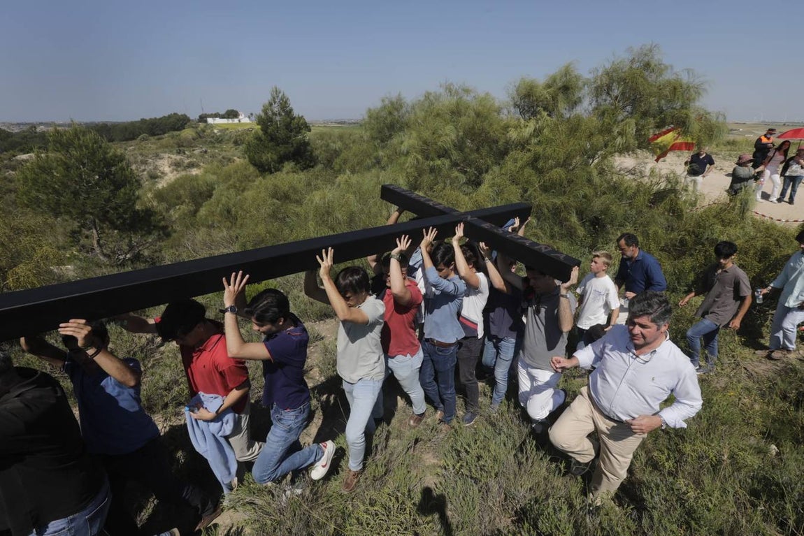 Fotos: Jóvenes cristianos llevan una cruz de seis metros a la sierra de San Cristóbal