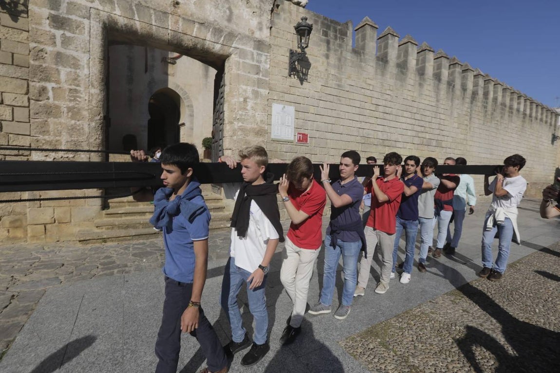 Fotos: Jóvenes cristianos llevan una cruz de seis metros a la sierra de San Cristóbal