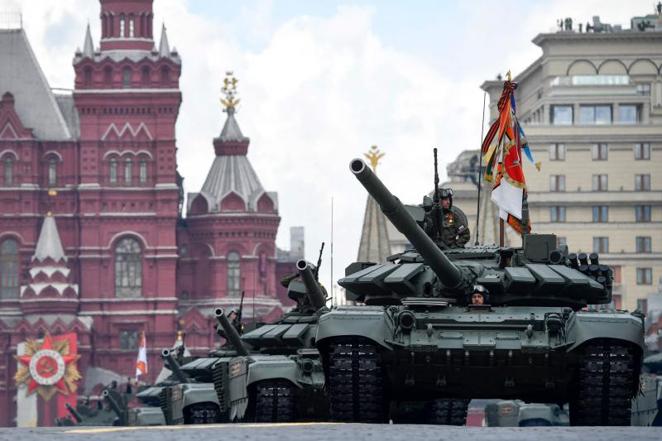 Tanques T-72B3M desfilan en la Plaza Roja. 