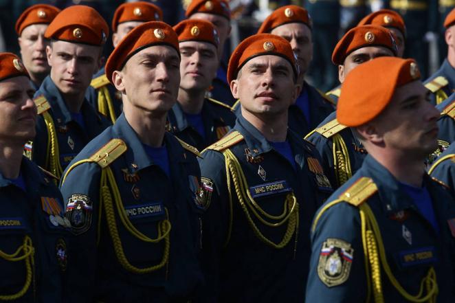 Un grupo de soldados del Ministerio de Emergencias de Rusia participan en un desfile militar. 