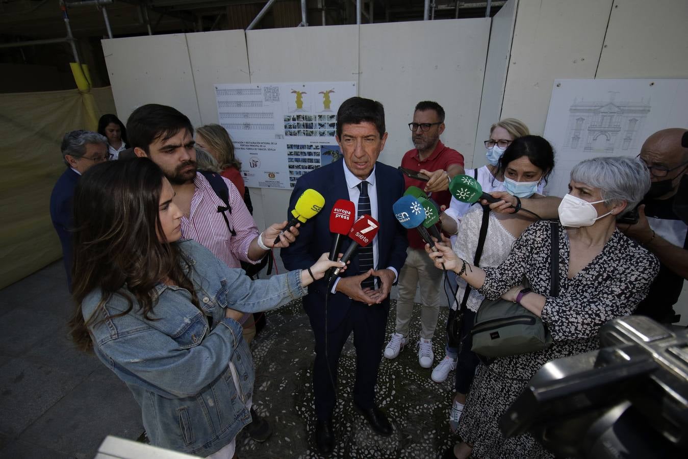 Izado de la bandera de la Unión Europea en el Rectorado de la Universidad de Sevilla. JUAN FLORES