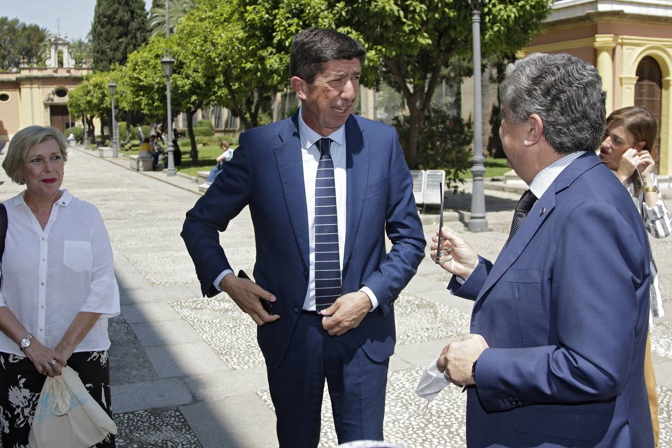 Izado de la bandera de la Unión Europea en el Rectorado de la Universidad de Sevilla. JUAN FLORES