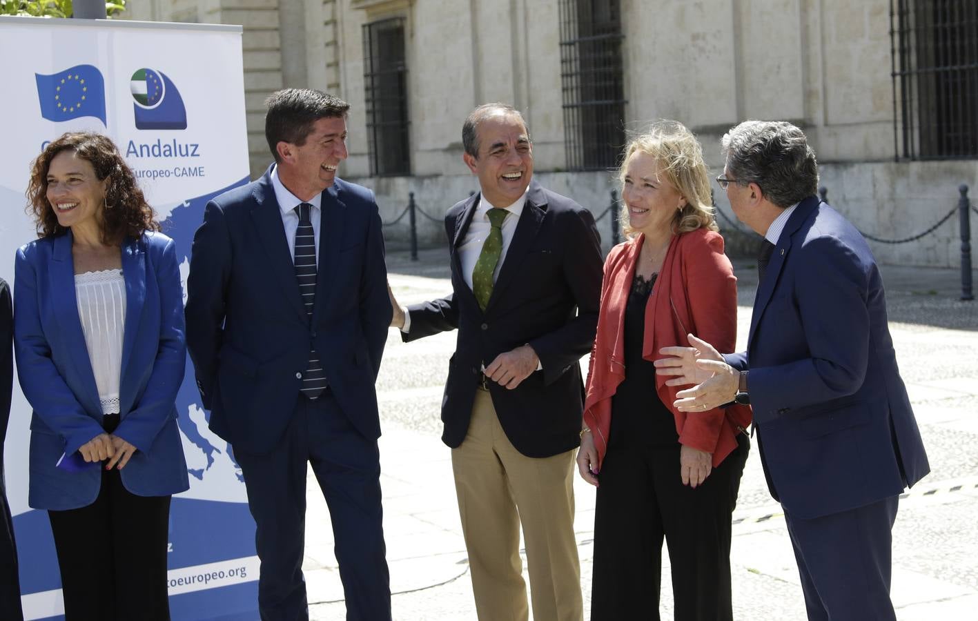 Izado de la bandera de la Unión Europea en el Rectorado de la Universidad de Sevilla. JUAN FLORES