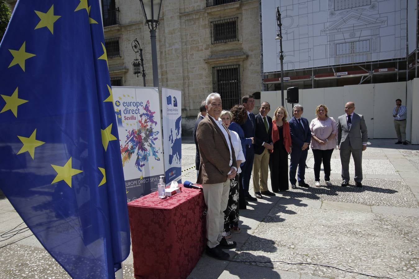 Izado de la bandera de la Unión Europea en el Rectorado de la Universidad de Sevilla. JUAN FLORES